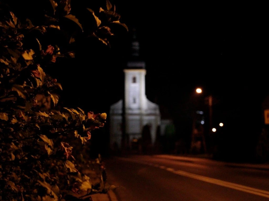 Nocne zdjęcia kościoła w Wojnowicach
