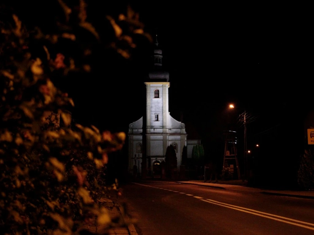 Nocne zdjęcia kościoła w Wojnowicach