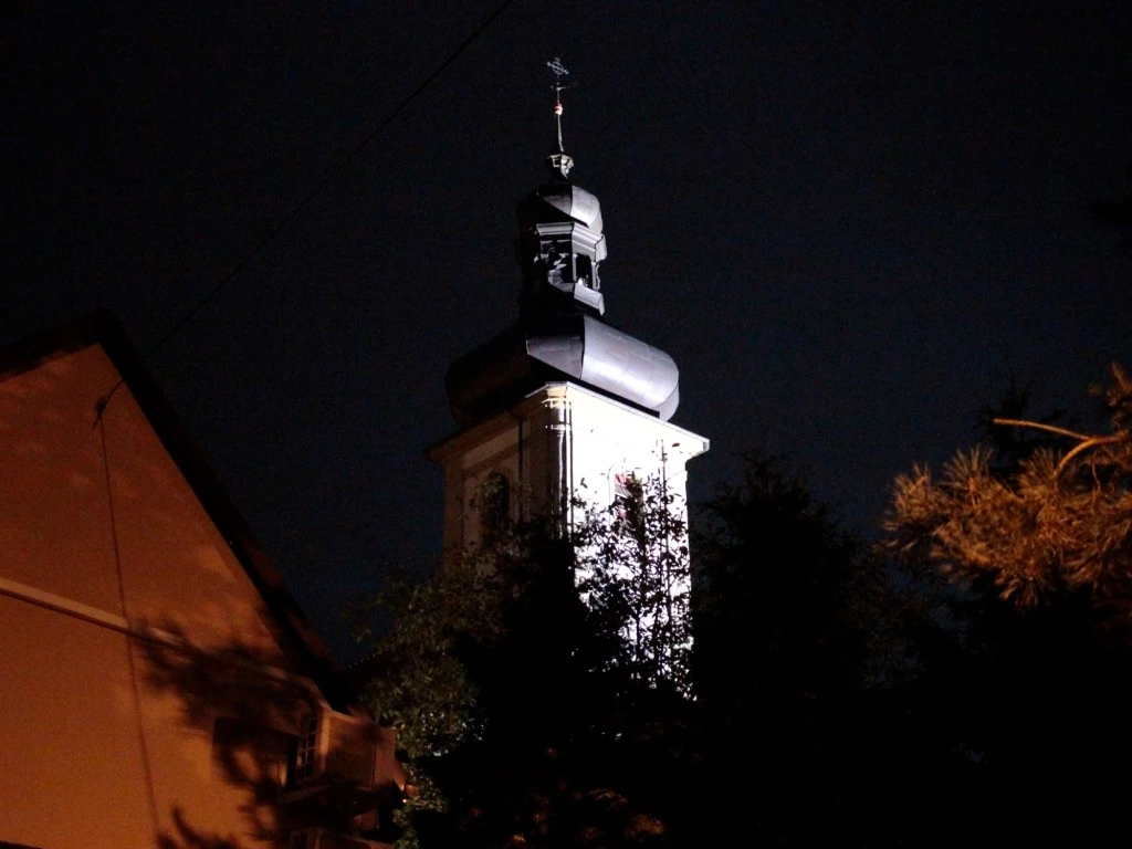 Nocne zdjęcia kościoła w Wojnowicach