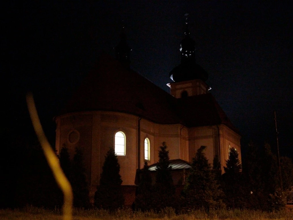 Nocne zdjęcia kościoła w Wojnowicach