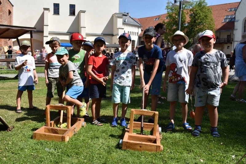 Plac zabaw na zamkowym międzymurzu w Raciborzu otwarty — 38