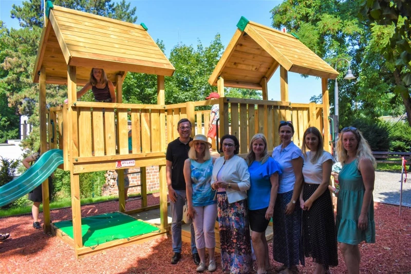 Plac zabaw na zamkowym międzymurzu w Raciborzu otwarty — 17