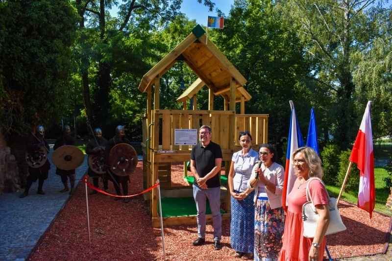 Plac zabaw na zamkowym międzymurzu w Raciborzu otwarty — 3
