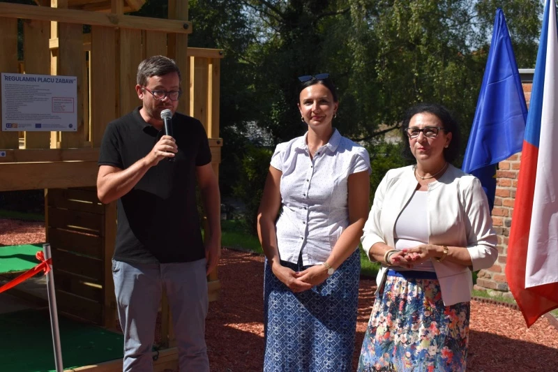 Plac zabaw na zamkowym międzymurzu w Raciborzu otwarty — 1