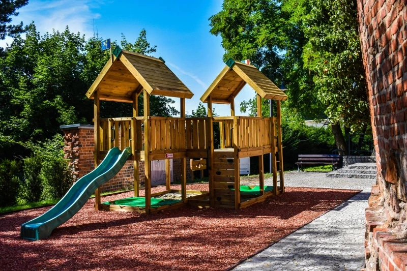 Plac zabaw na zamkowym międzymurzu w Raciborzu otwarty — 9