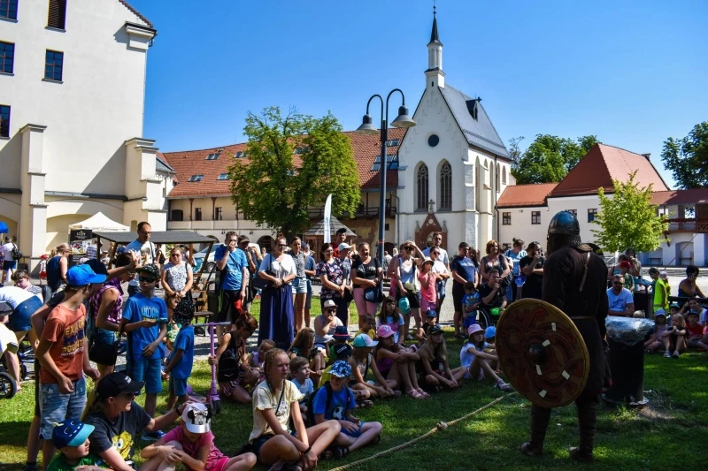 Plac zabaw na zamkowym międzymurzu w Raciborzu otwarty — 26