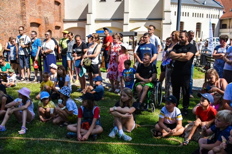 Plac zabaw na zamkowym międzymurzu w Raciborzu otwarty — 15