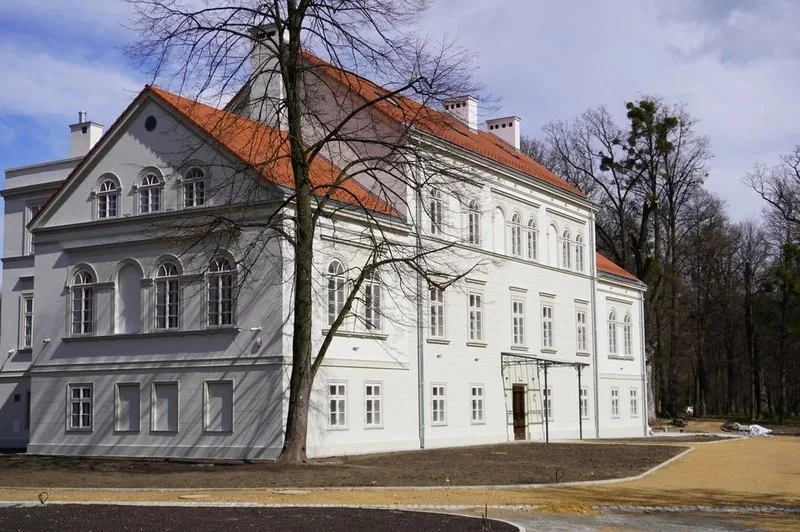 Remont pałacu w Baranowicach. Trwają prace w parku — 6