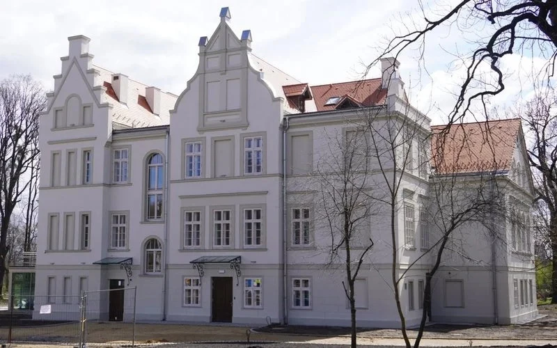 Remont pałacu w Baranowicach. Trwają prace w parku — 7