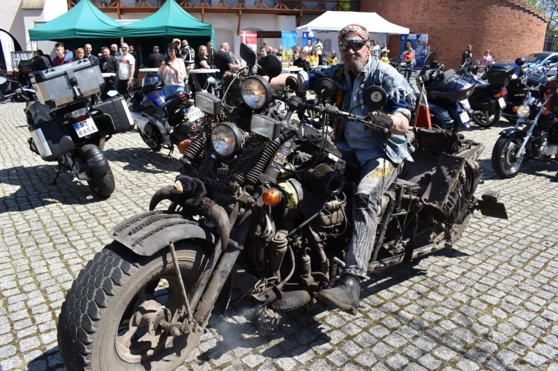 Na Zamku Piastowskim rozpoczęto 26. sezon motocyklowy — 11