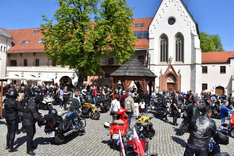 Na Zamku Piastowskim rozpoczęto 26. sezon motocyklowy — 43