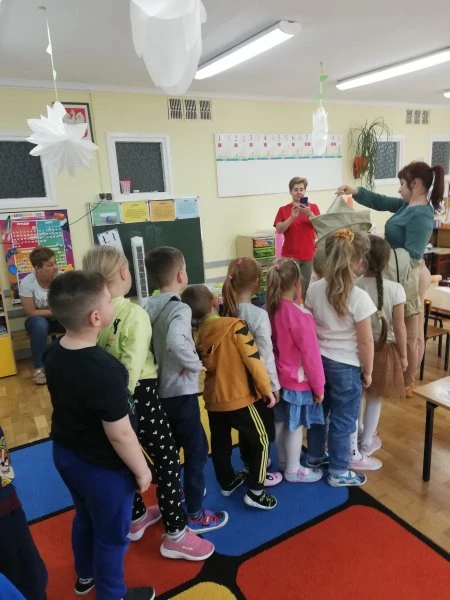 Raciborskie przedszkolaki sadzą krzewy dla pszczół — 3