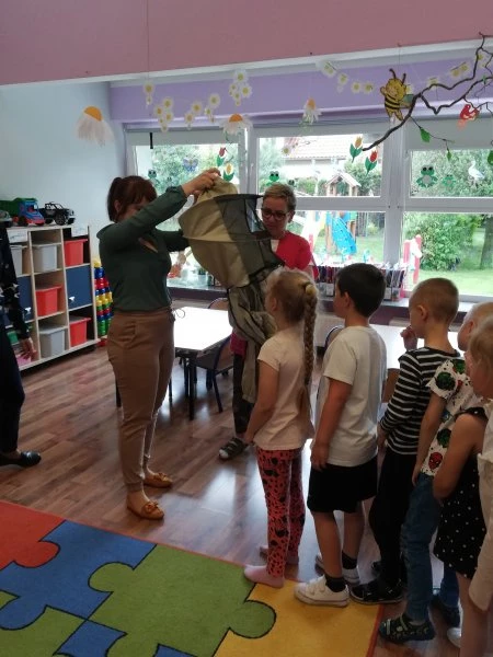 Raciborskie przedszkolaki sadzą krzewy dla pszczół — 2