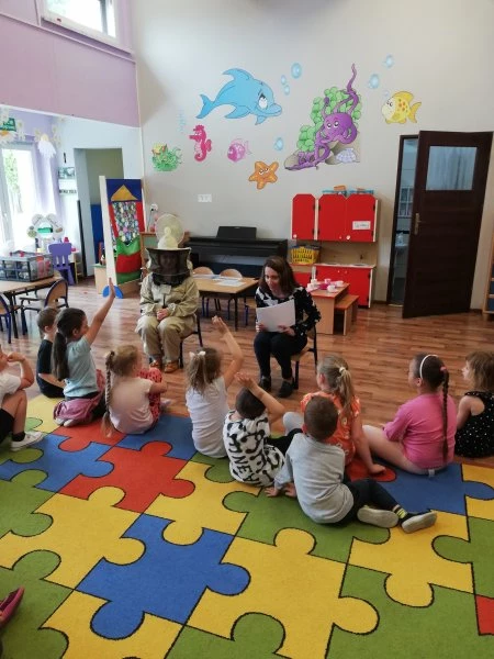 Raciborskie przedszkolaki sadzą krzewy dla pszczół — 1