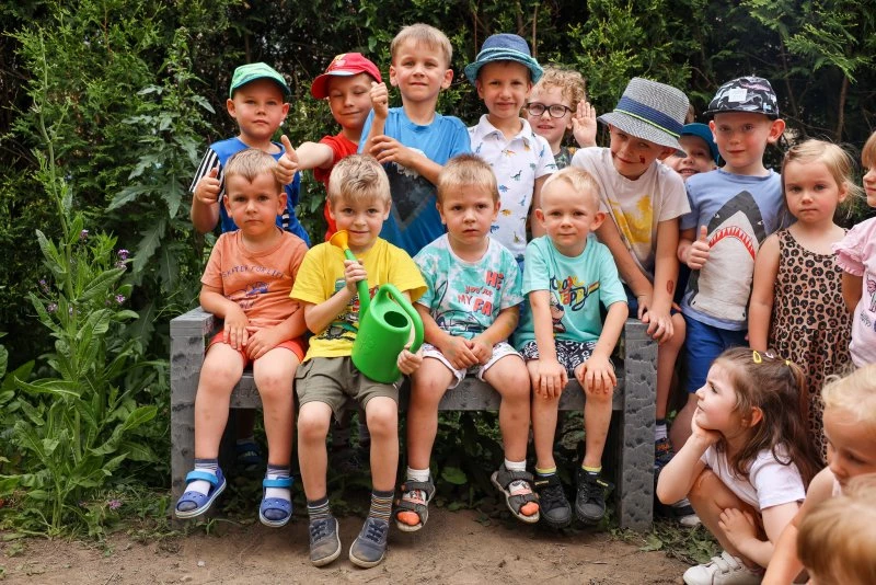 Raciborskie przedszkolaki zbierają plony ze swoich warzywników — 16