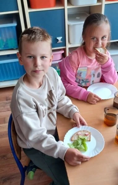 Raciborskie przedszkolaki zbierają plony ze swoich warzywników — 50