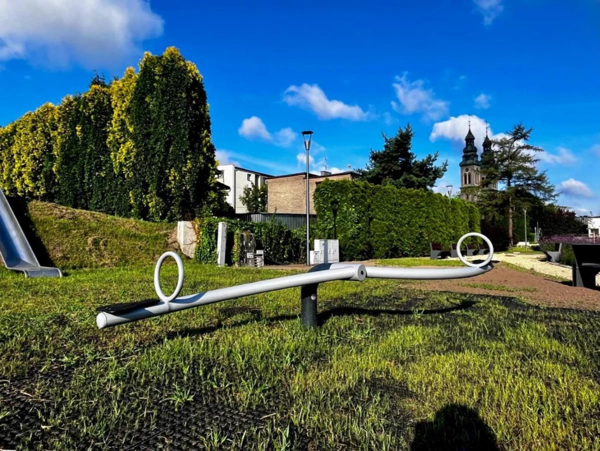 Plac Radlińskich Olimpijczyków coraz bardziej zielony — 2