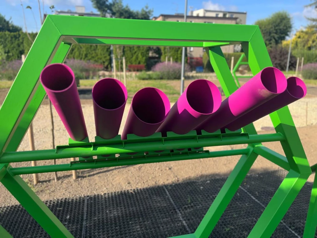 Plac Radlińskich Olimpijczyków coraz bardziej zielony — 1