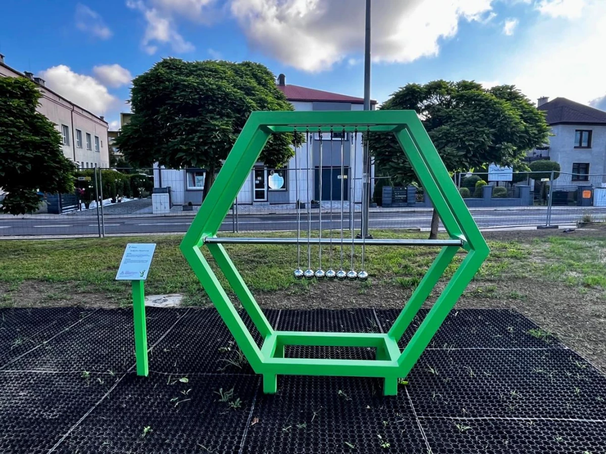 Plac Radlińskich Olimpijczyków coraz bardziej zielony — 4