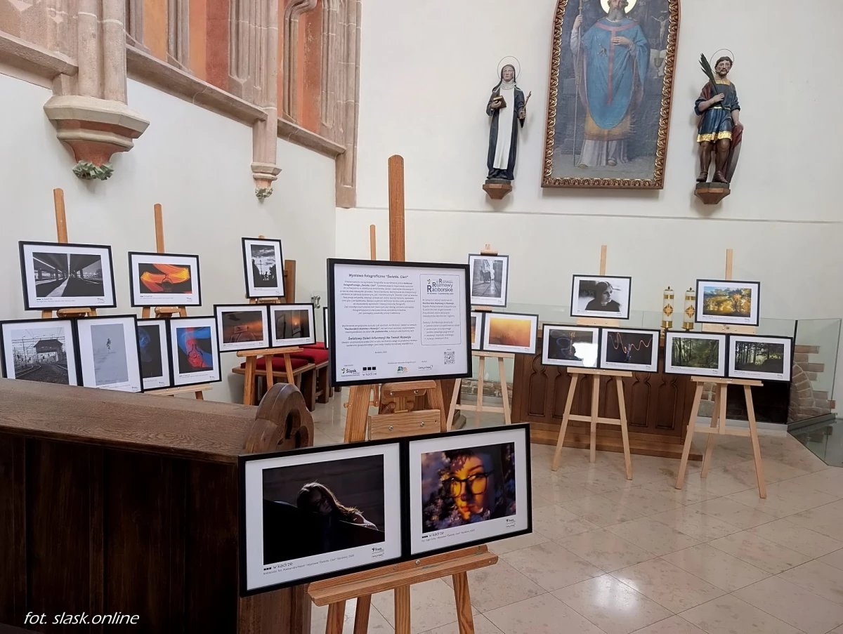 Wernisaż wystawy fotograficznej "Światło. Cień" podczas Światowego Dnia Informacji Na Temat Rozwoju — 51