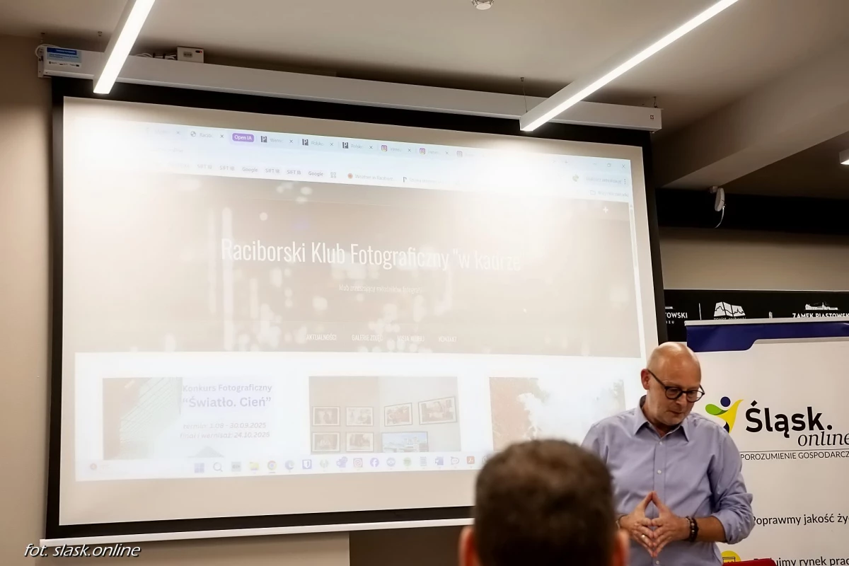 Wernisaż wystawy fotograficznej "Światło. Cień" podczas Światowego Dnia Informacji Na Temat Rozwoju — 33