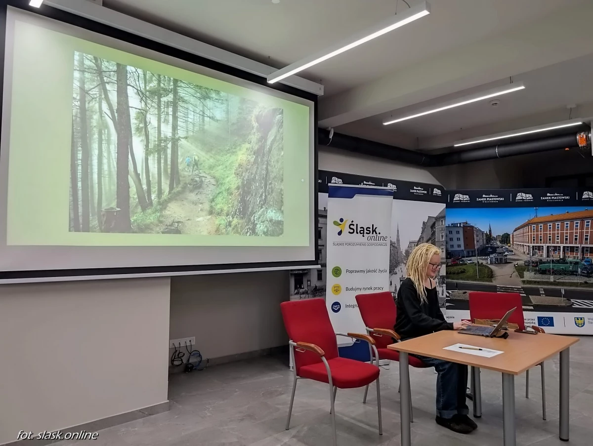 Wernisaż wystawy fotograficznej "Światło. Cień" podczas Światowego Dnia Informacji Na Temat Rozwoju — 37