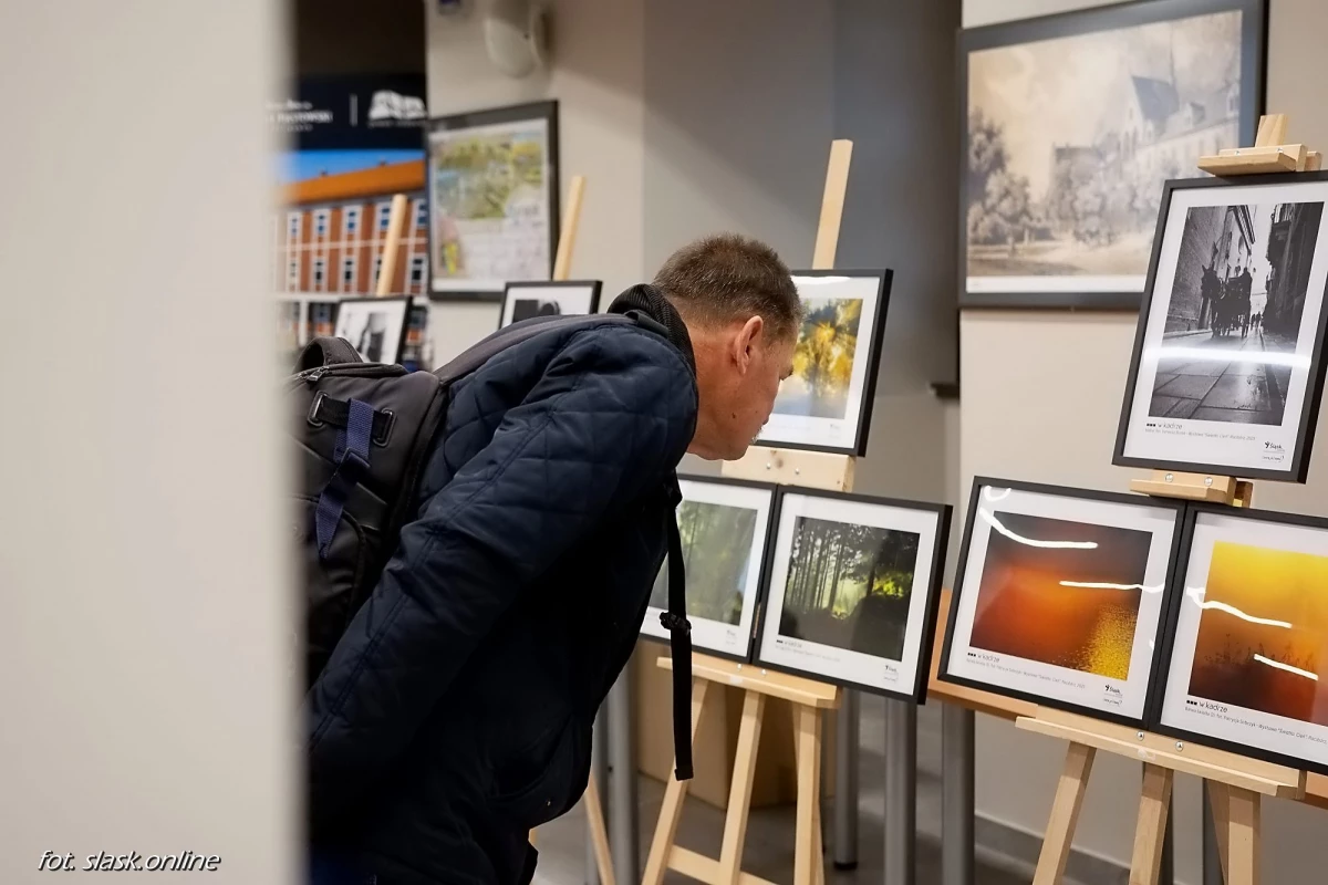 Wernisaż wystawy fotograficznej "Światło. Cień" podczas Światowego Dnia Informacji Na Temat Rozwoju — 30