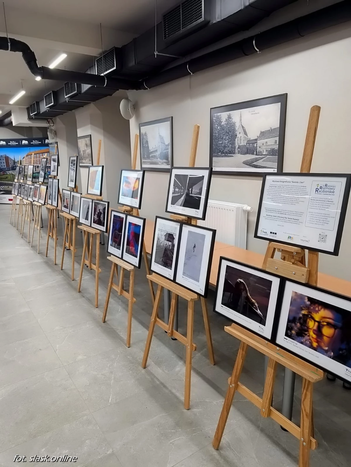 Wernisaż wystawy fotograficznej "Światło. Cień" podczas Światowego Dnia Informacji Na Temat Rozwoju — 46