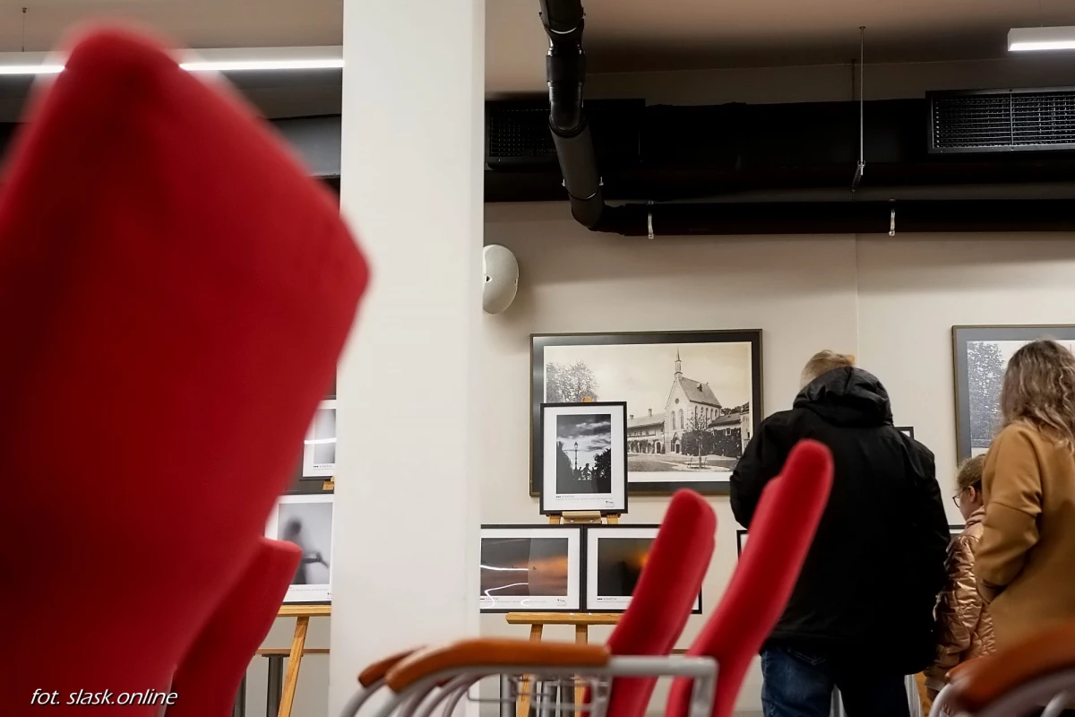 Wernisaż wystawy fotograficznej "Światło. Cień" podczas Światowego Dnia Informacji Na Temat Rozwoju — 32