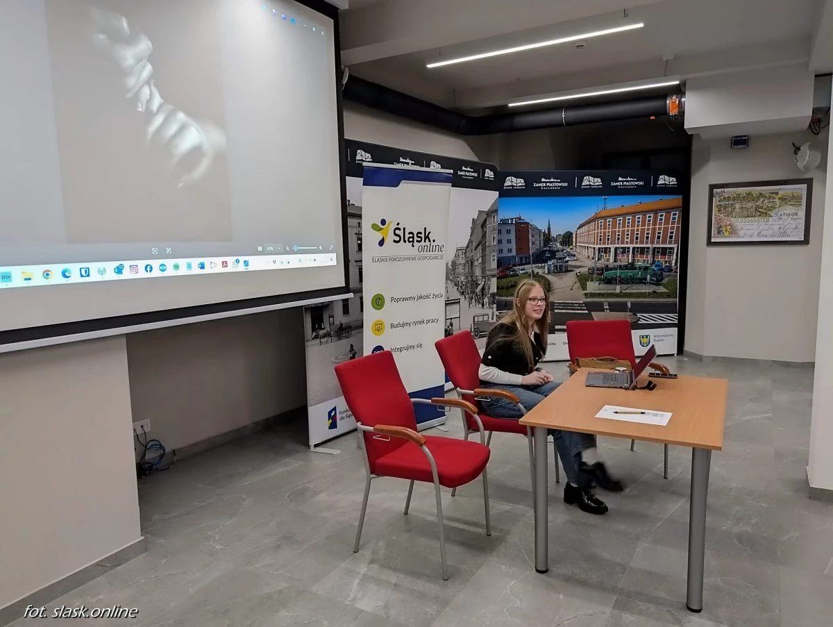 Wernisaż wystawy fotograficznej "Światło. Cień" podczas Światowego Dnia Informacji Na Temat Rozwoju — 39
