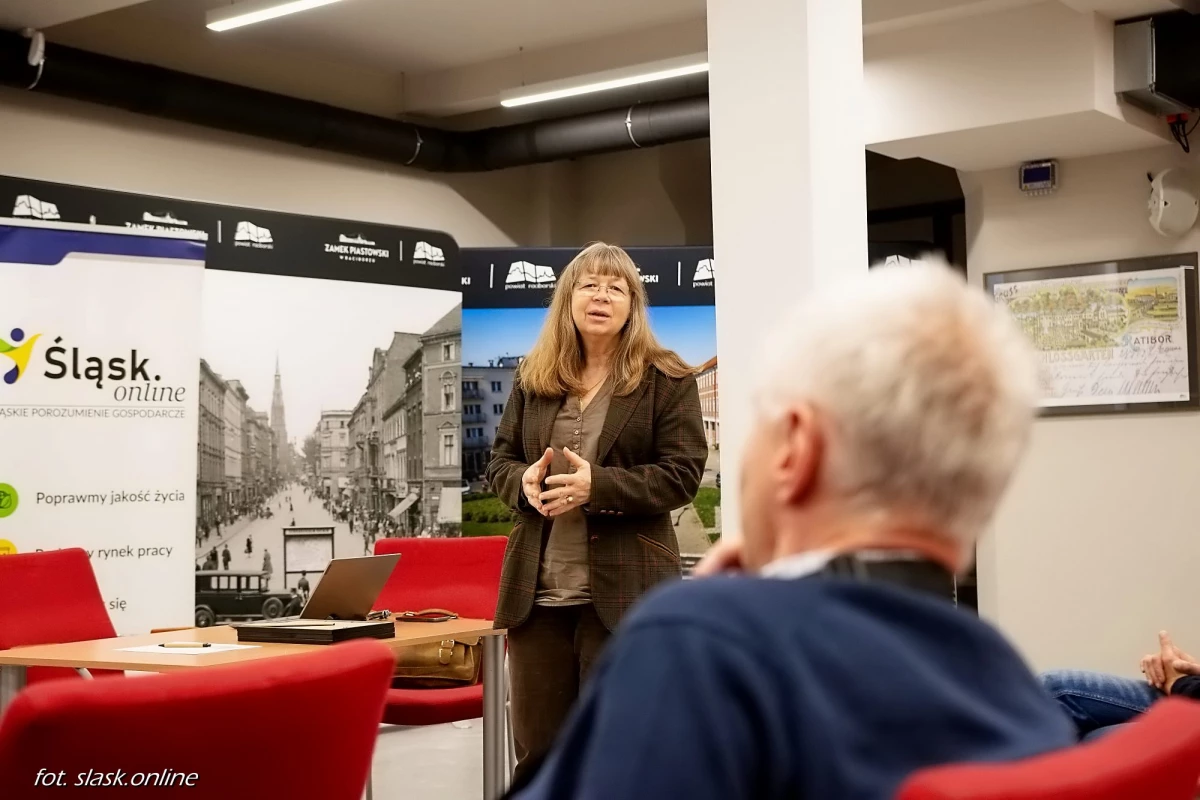 Wernisaż wystawy fotograficznej "Światło. Cień" podczas Światowego Dnia Informacji Na Temat Rozwoju — 34