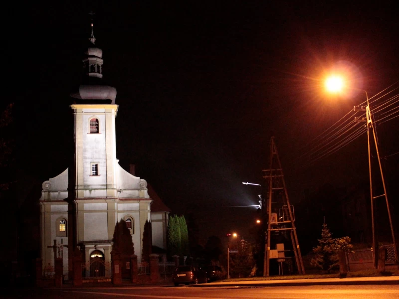 Nocne zdjęcia kościoła w Wojnowicach