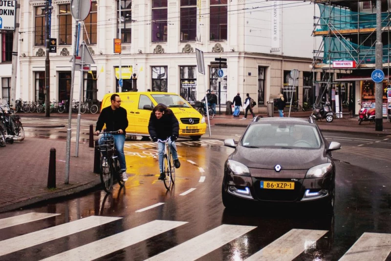 Większość Holendrów chce ograniczenia prędkości do 30 km/h