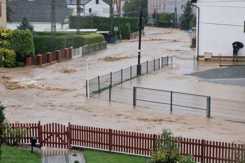 Powodzie mogą podnieść inflację i spowolnić gospodarkę