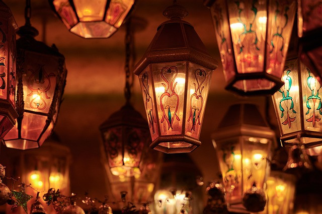 Lampy- antyki jako ciekawe uzupełnienie każdego wnętrza i odpowiednie źródło światła w domu. Jak wybrać odpowiednią dla siebie?