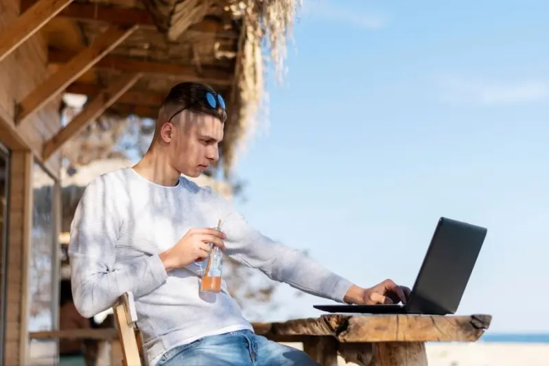 Pracownicy wybierają workation zamiast dodatkowych dni urlopu