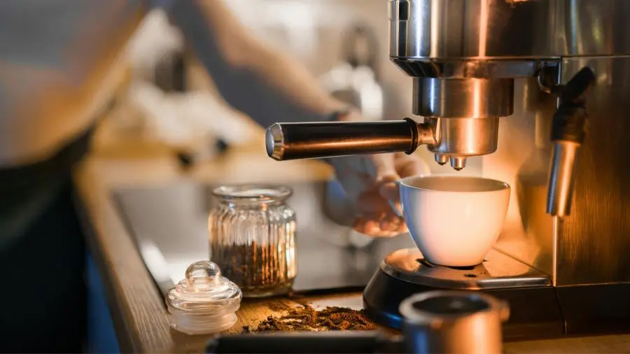 Kawa na eventy – barista vs automatyczny ekspres cateringowy