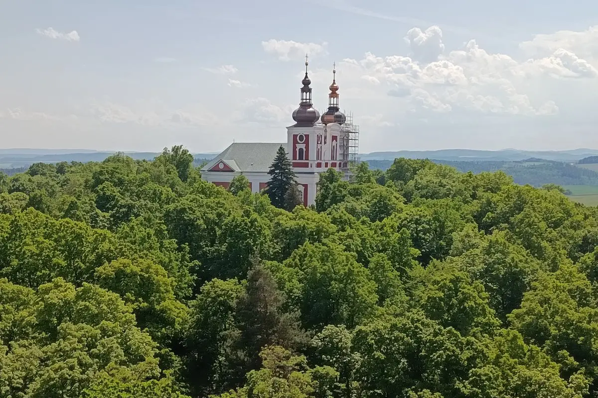Wieże, skarby architektury i opowieści z przeszłości. Czeskie świątynie znów dostępne dla gości
