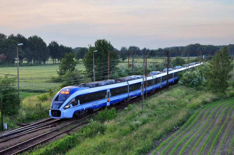 PKP Intercity zabezpiecza prąd na lata 2026-2028. Coraz większa część z OZE