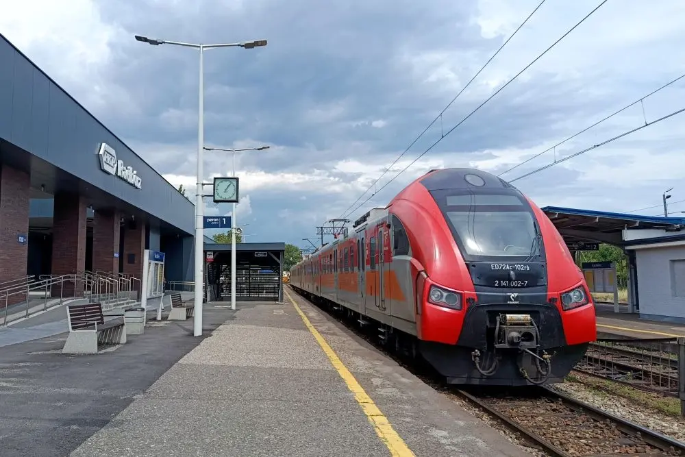 Pasażerowie Polregio zostawili w pociągach setki różnych rzeczy