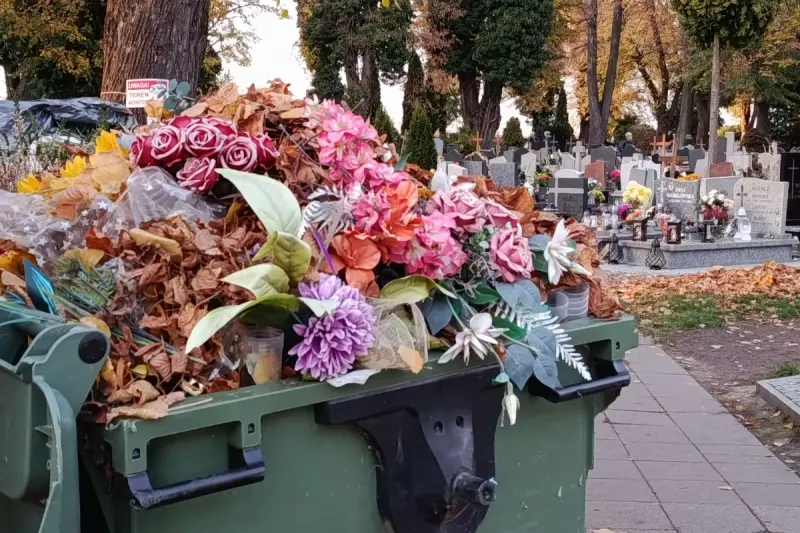 Červené nádoby u hrobů. Co je třeba vyhazovat do nových kontejnerů na hřbitovech