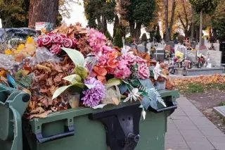 Cmentarze stawiają czerwone kosze. Trzeba do nich wrzucać baterie ze zniczy