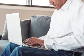 Emerytura po osiągnięciu wieku emerytalnego czy później? ZUS doradzi