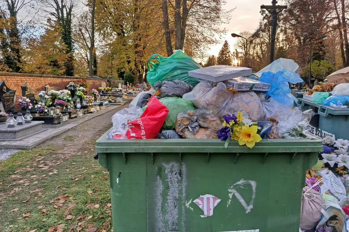 Wszystkich Świętych a ekologia. Jak ograniczyć ilość odpadów na cmentarzach?