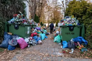 Cmentarze stawiają czerwone kosze. Trzeba do nich wrzucać baterie ze zniczy