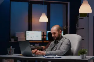 Zmiana czasu i dodatkowa godzina pracy. Jak rozliczyć nadgodziny?