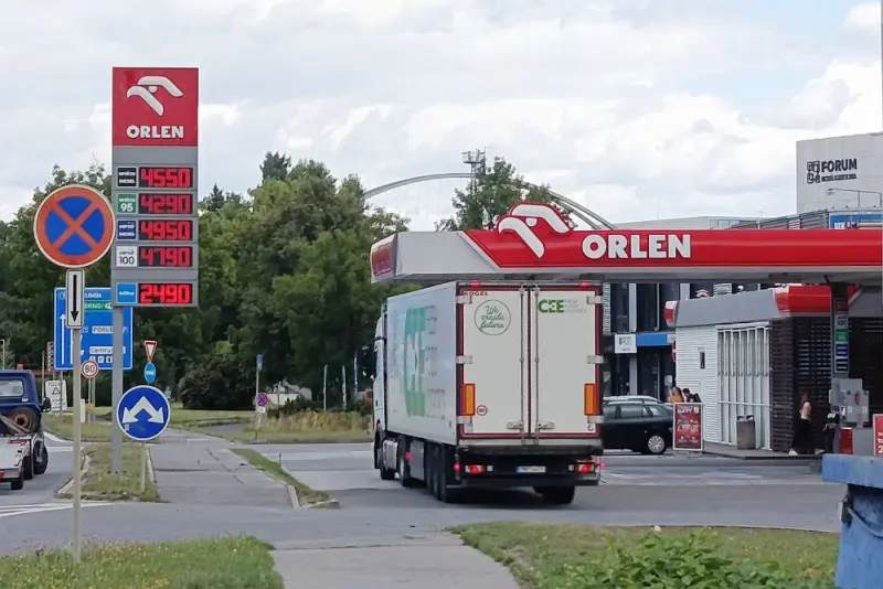 Czesi tankują w Polsce. Przy granicy litr benzyny jest tańszy nawet o 1,08 zł