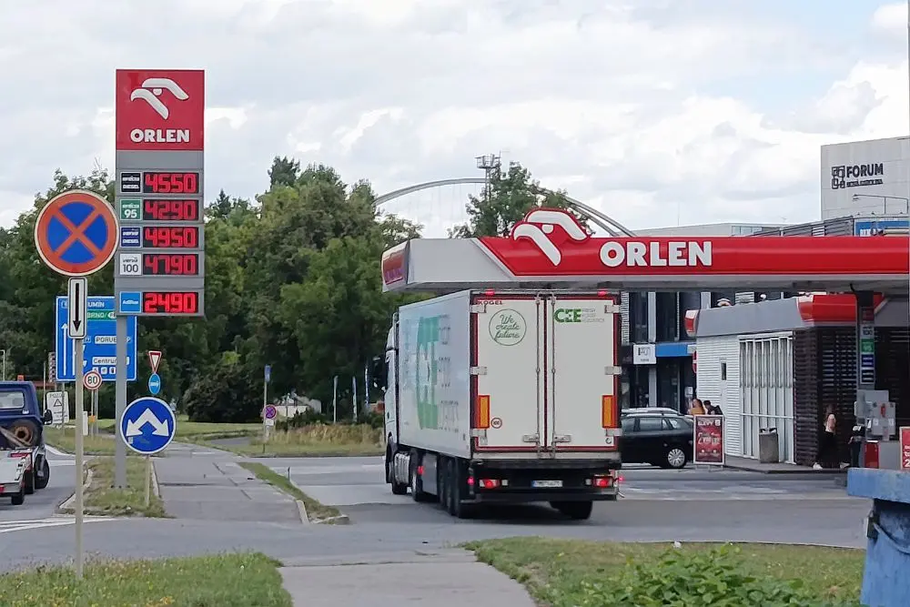 Czesi tankują w Polsce. Przy granicy litr benzyny jest tańszy nawet o 1,08 zł