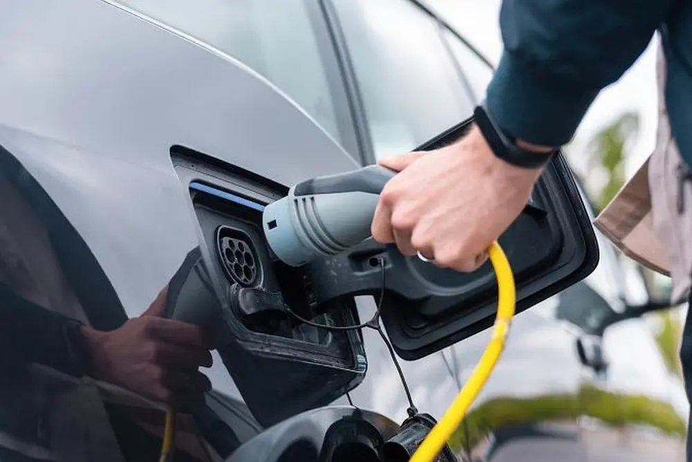 Na silnicích přibývá aut na elektřinu. V Norsku je téměř všechna nová už elektrická