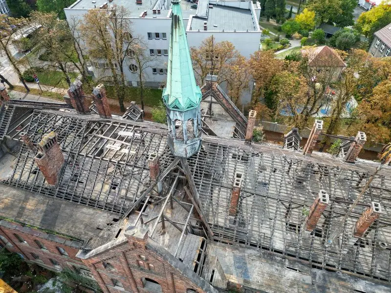 Przebudowa dawnego szpitala w Rybniku. Co już zrobiono w budynku „Juliusz”?